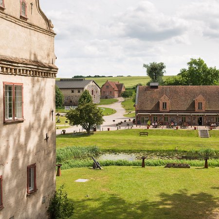 Blick vom Schlosshof zum Pferdestall mit Rezeption und Restaurant