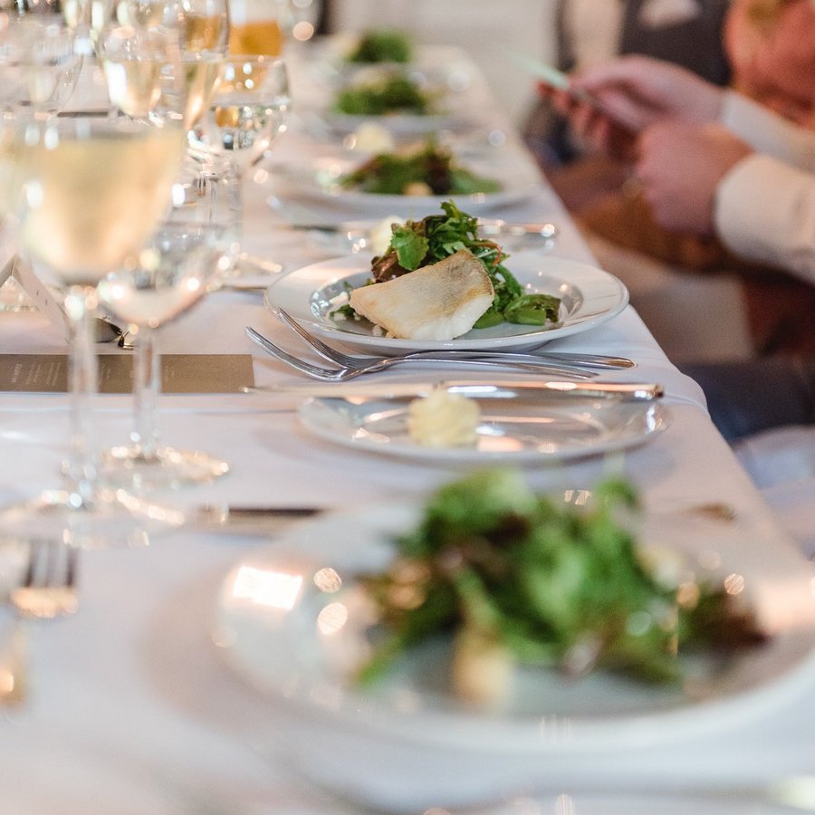 Eingedeckte Tafel für eine Feier an der Mecklenburgischen Seenplatte