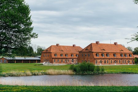 Idyllische Lage der beiden Gutshäuser mit Badestelle an der Mecklenburgischen Seenplatte