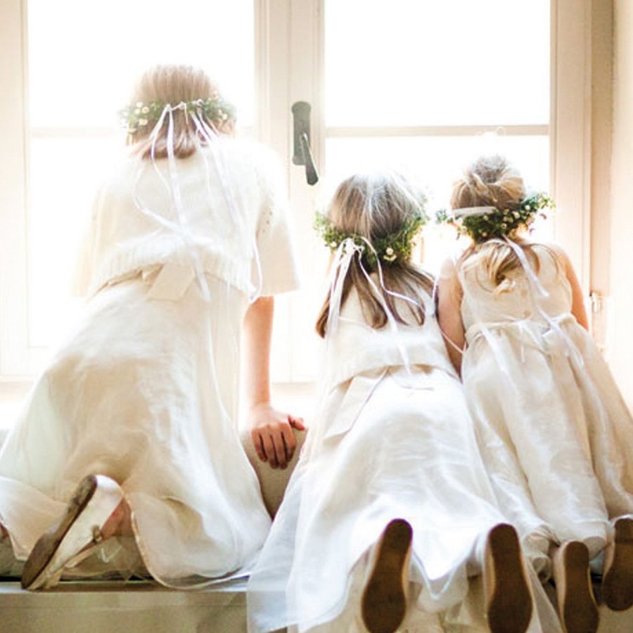 Blumenkinder vor einer Trauung in Ulrichshusen, Mecklenburgische Seenplatte