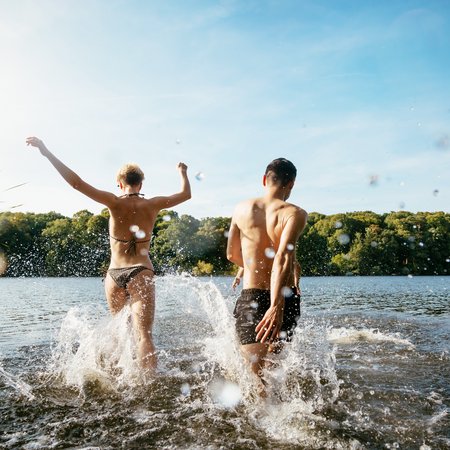 Paar im See von Ulrichshusen an der Mecklenburgischen Seenplatte