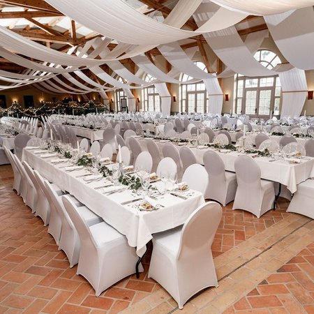 Festlich geschmückte Remise von Ulrichshusen an der Mecklenburgischen Seenplatte Feier von 200 Gästen in der Remise von Ulrichshusen, Mecklenburg Vorpommern